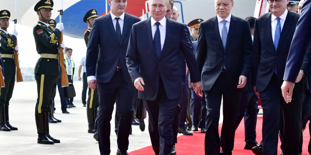 Plānots, ka Putins uzturēsies Ķīnā četras dienas, kuru laikā piedalīsies samitā Tiaņdzjiņā, kā arī Pekinā apmeklēs militāro parādi par godu Otrā pasaules kara beigām.