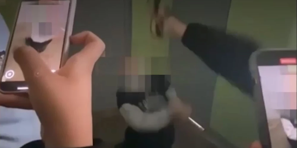 Судя по видео, снятому сверстниками, девочку сначала поставили на колени, а затем били ногами по лицу.
