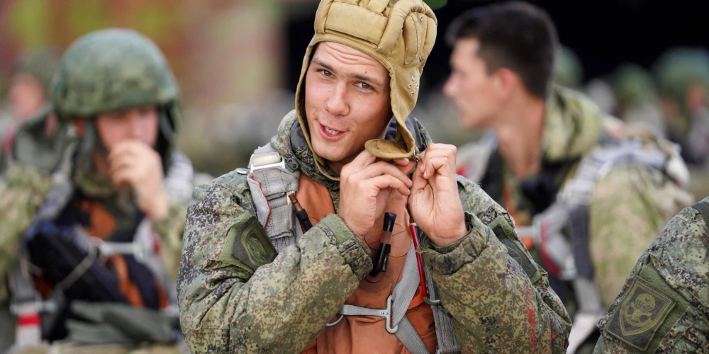 Attēlā redzams krievu karavīrs "Zapad 2021" mācības. Pēc aptuveni pusgada pasaule piedzīvos kā Krievija agrā 24. februāra rītā izvērš masveida iebrukumu Ukrainā, izmantojot allaž paklausīgās Baltkrievijas teritoriju, kas sniedz īsāku ceļu līdz Kijivai.