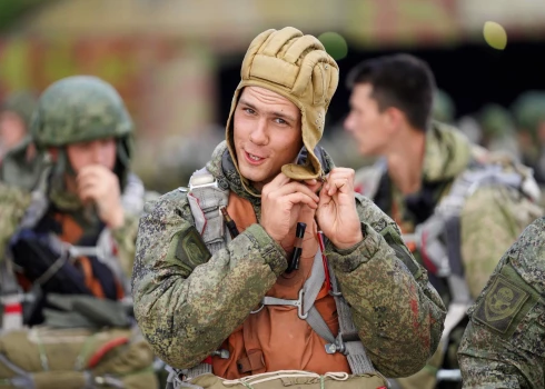 Attēlā redzams krievu karavīrs "Zapad 2021" mācības. Pēc aptuveni pusgada pasaule piedzīvos kā Krievija agrā 24. februāra rītā izvērš masveida iebrukumu Ukrainā, izmantojot allaž paklausīgās Baltkrievijas teritoriju, kas sniedz īsāku ceļu līdz Kijivai.