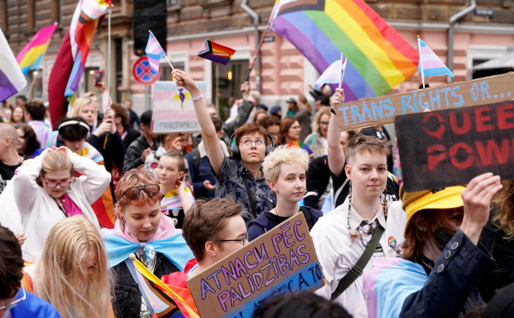 Valsts līmenī iebilst pret ieceri aizliegt LGBTQIA+ karogu lietot kopā ar Latvijas valsts karogu