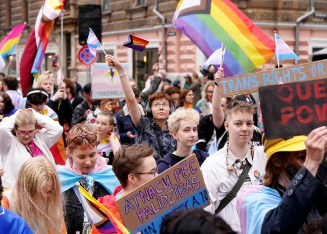 Valsts līmenī iebilst pret ieceri aizliegt LGBTQIA+ karogu lietot kopā ar Latvijas valsts karogu