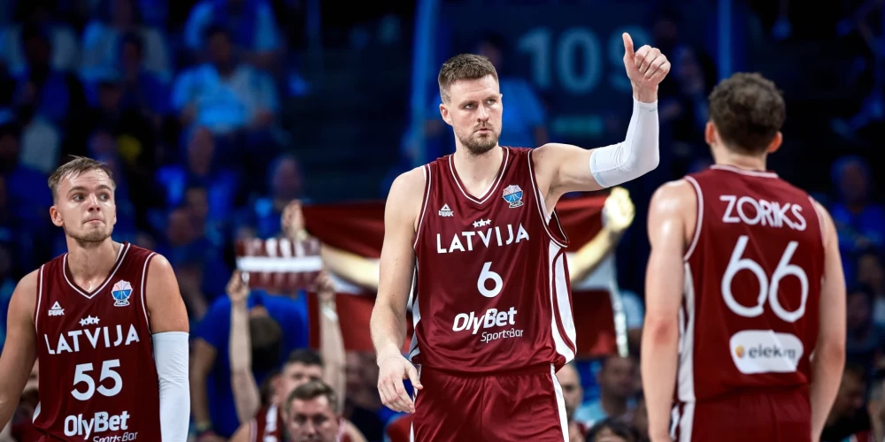 Latvijas izlase ar Kristapu Porziņģi ierindā (vidū) jau šodien var iekļūt Eiropas čempionāta izslēgšanas spēlēs.