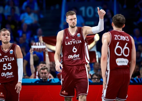 Latvijas izlase ar Kristapu Porziņģi ierindā (vidū) jau šodien var iekļūt Eiropas čempionāta izslēgšanas spēlēs.