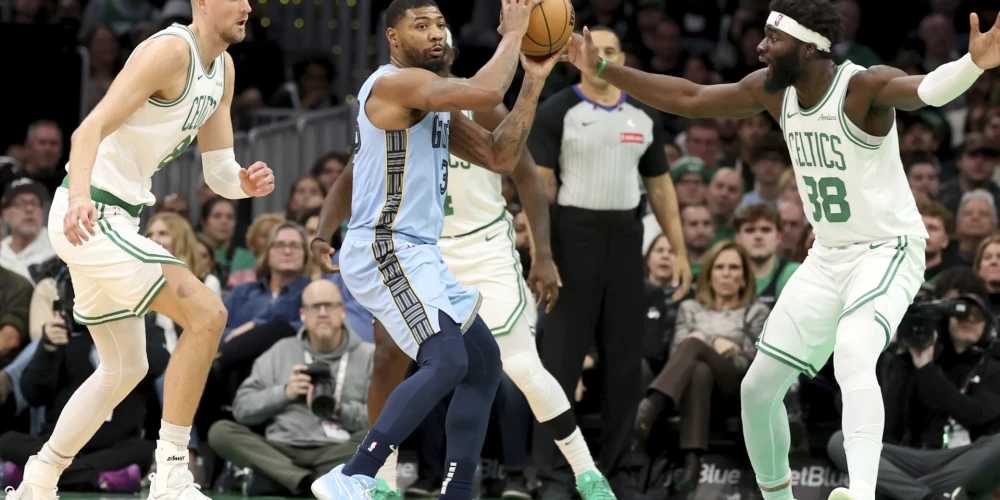 Kristaps Porziņģis (pa kreisi) un Nemiašs Kveta (pa labi) 2024. gadā Bostonas "Celtics" spēlē pret Memfisas "Grizzlies"