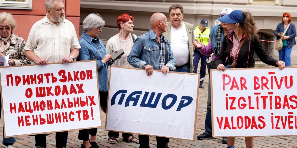 29. augustā pie Saeimas nama notika Latvijas Krievu mācībvalodu skolu atbalsta asociācijas rīkotais pikets pret pāreju uz mācībām latviešu valodā.