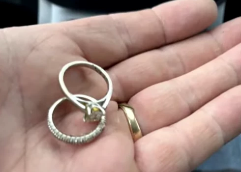 Kompostā atrastie gredzeni (ekrānuzņēmums no video)