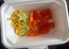 Ручной труд стоит дорого... Эта порция обошлась в пять евро, вероятно из-за огурцов, нарезанных в форме звездочек.