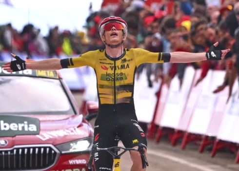 Jonass Vingegords pēc uzvaras daudzdienu velobrauciena "Vuelta a Espana" devītajā posmā.