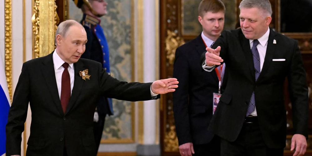 Kremļa diktators Vladimirs Putins un Slovākijas premjerministrs Roberts Fico 2025. gada 9. maijā Maskavā