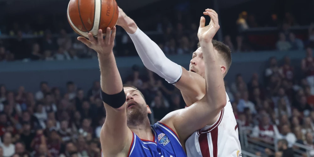 Kristaps Porziņģis bloķē Nikolu Jokiču.