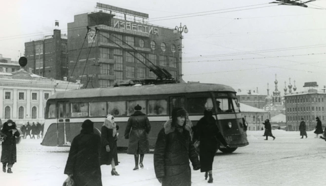Pirmajā padomju okupācijas gadā – 1940./41. gadā – Latvijas preses bija pārpilna ar slavas rakstiem par Maskavā un Ļeņingradā kursējošiem trolejbusiem (attēlā – trolejbuss Maskavas Puškina skvērā pagājušā gadsimta trīsdesmitajos gados).
