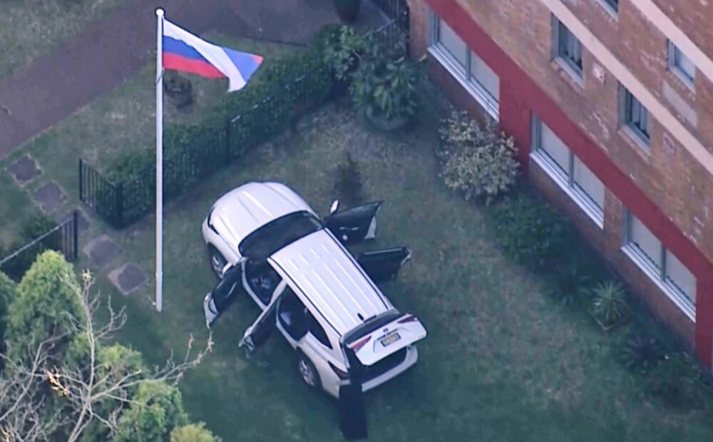 Sidnejā automašīna ietriecas Krievijas konsulāta vārtos