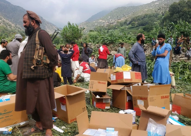 Zemestrīcē Afganistānā bojāgājušo skaits pieaudzis līdz 800