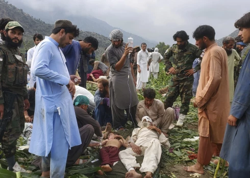 Более 800 человек погибли в результате землетрясения магнитудой шесть баллов на востоке Афганистана в воскресенье вечером.