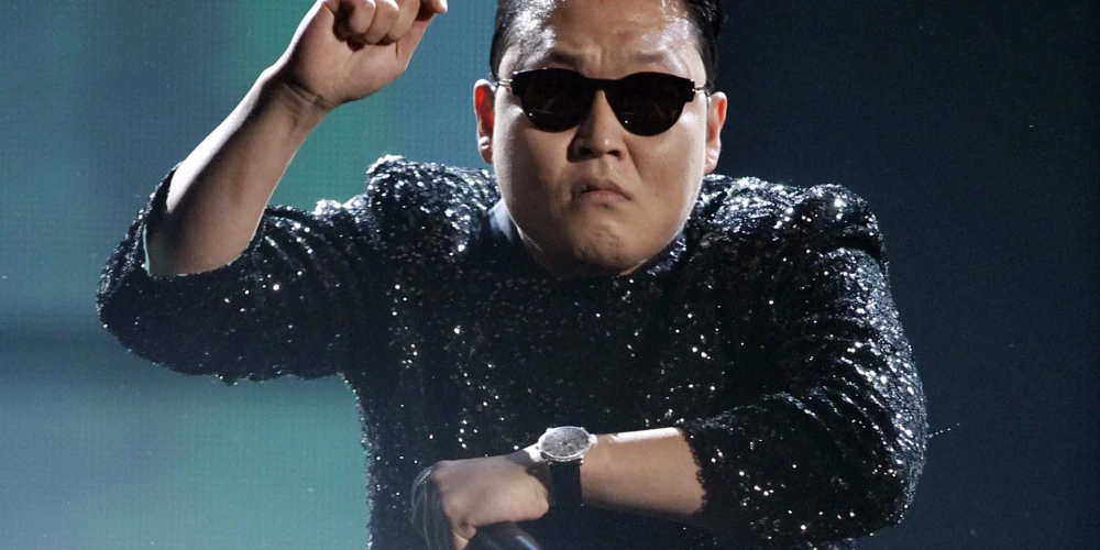 "Psy" uzstājas Amerikas mūzikas balvu pasniegšanas ceremonijā Losandželosā, kur viņa "Gangnam Style" bija godalgoto skaitā