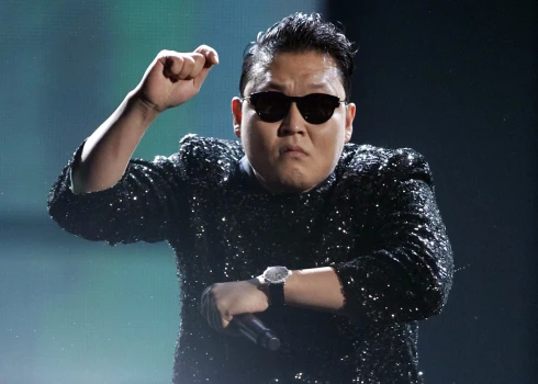 "Psy" uzstājas Amerikas mūzikas balvu pasniegšanas ceremonijā Losandželosā, kur viņa "Gangnam Style" bija godalgoto skaitā