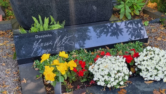 Plāksnē iegravēts dzejnieka oriģinālais paraksts.