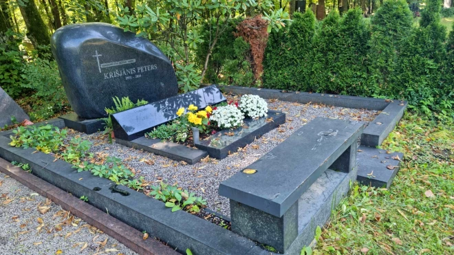 Gan dēla Krišjāņa Petera, gan tēva Jāņa Petera pelni pēc kremācijas apglabāti Rīgas Raiņa kapos.