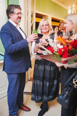 Ēriks Stendzenieks un Jolanta Kalniņa-Levina, apmeklējot dokumentālās filmas "Rucava–Rīga–Roma" pirmizrādi.