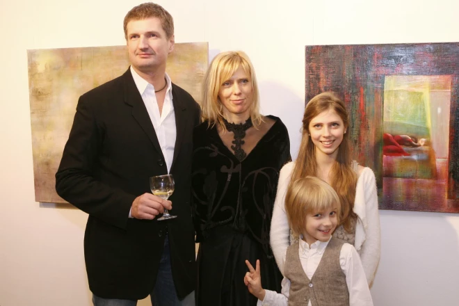 Pirms vairākiem gadiem Ēriks Stendzenieks ar joprojām laikam vēl oficiālo sievu Gitu Šmiti viņas personālizstādes atklāšanā. Abu 23 gadus ilgā kopdzīve tika pārtraukta 2019. gadā.