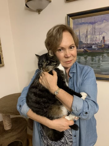 “Visi ir apkopti un samīļoti. Mums tagad ir astoņu kaķu kopiena,” smejas Šadurska kundze, kamēr eksministrs atzīst, ka “nekas tik ļoti nenomierina kā blakus dīvānā murrājošs kaķis”.