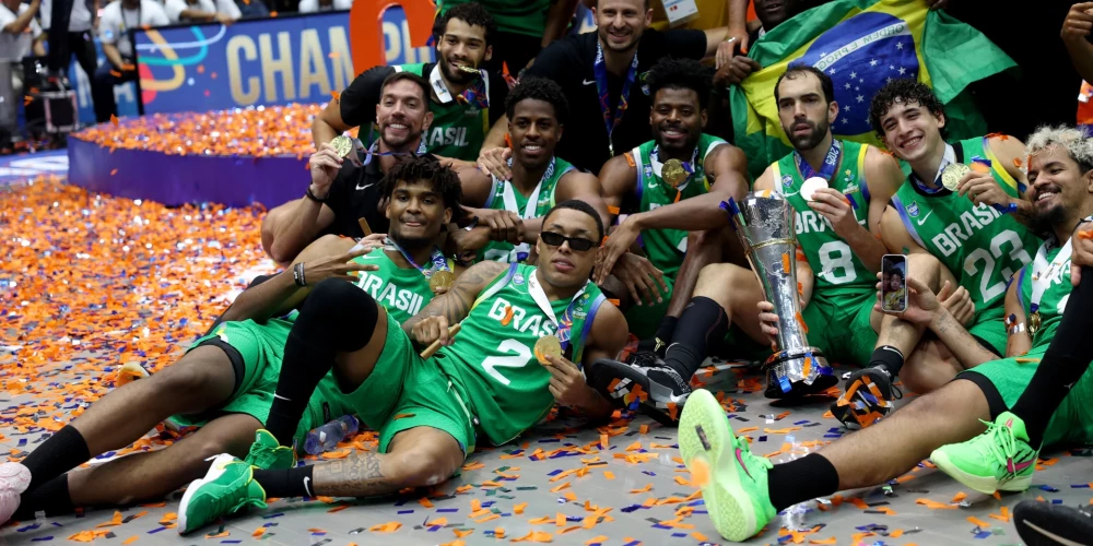 Brazīlijas basketbola izlase pēc triumfa.