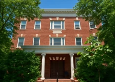 Ņujorkas latvieši pamatīgi sakašķējušies Latviešu mājas dēļ: vieni tautieši grib nopelnīt to pārdodot, bet citi vāc ziedojumus tās saglabāšanai.