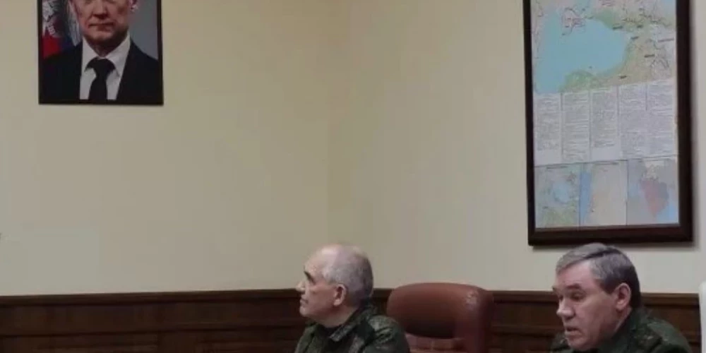 Valērijs Gerasimovs (pa labi) atskaitās par "speciālās militārās operācijas" triumfu un jaunu apgabalu pievienošanu avansā, bet kartē viņam aiz muguras Krievijas sastāvā jau ir Ukrainas Odesas un Mikolajivas apgabali, kur Krievija vispār neko nekontrolē (ekrānuzņēmums no "X")