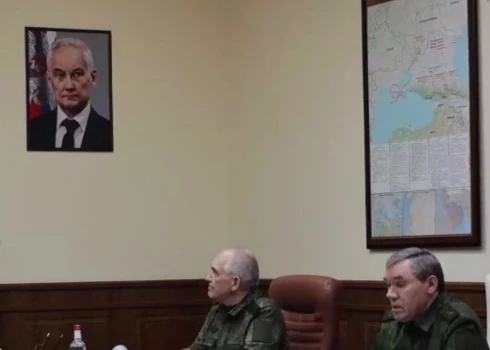 Valērijs Gerasimovs (pa labi) atskaitās par "speciālās militārās operācijas" triumfu un jaunu apgabalu pievienošanu avansā, bet kartē viņam aiz muguras Krievijas sastāvā jau ir Ukrainas Odesas un Mikolajivas apgabali, kur Krievija vispār neko nekontrolē (ekrānuzņēmums no "X")