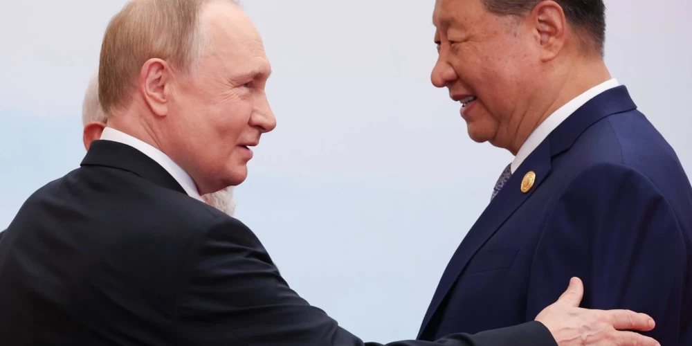 Komunistiskās Ķīnas vadonis Sji Dzjiņpins un Krievijas diktators Vladimirs Putins pirmdien Šanhajas sadarbības organizācijas samitā kritizēja Rietumus, kurus Putins kārtējo reizi melīgi vainoja Ukrainas kara izraisīšanā.