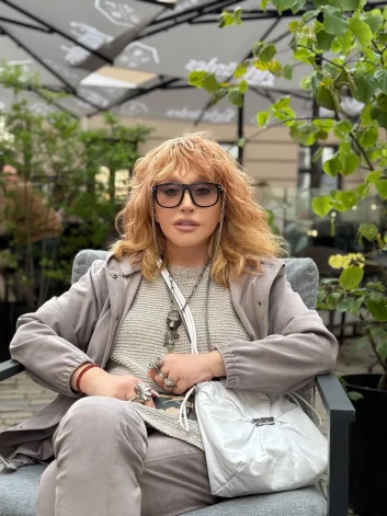 Алла Пугачева на террасе одного из ресторанов в Риге.
