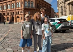 Алла Пугачева и Максим Галкин с детьми на Домской площади.