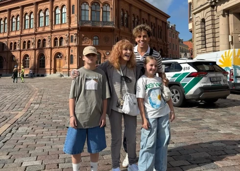 Алла Пугачева и Максим Галкин с детьми на Домской площади.