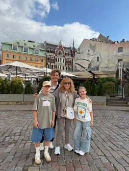 ФОТО, ВИДЕО: Галкин и Пугачева с детьми прогулялись по Старой Риге и даже побывали в ресторане