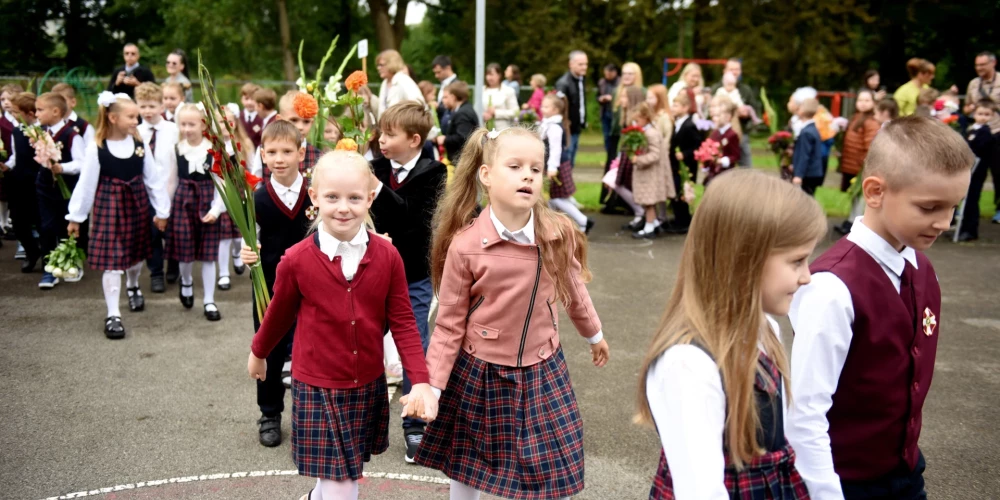 Zinību dienas svinīgais pasākums Andreja Pumpura Rīgas 11. pamatskolā.