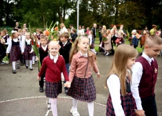 FOTO: smaidīgi skolēni, lepni vecāki un iedvesmoti skolotāji – skolās skaisti aizvadīta Zinību diena