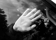 Sarunu vedēji mēģināja panākt, lai meklētais vīrietis iznāk no automašīnas, taču sarunas rezultātus nenesa.