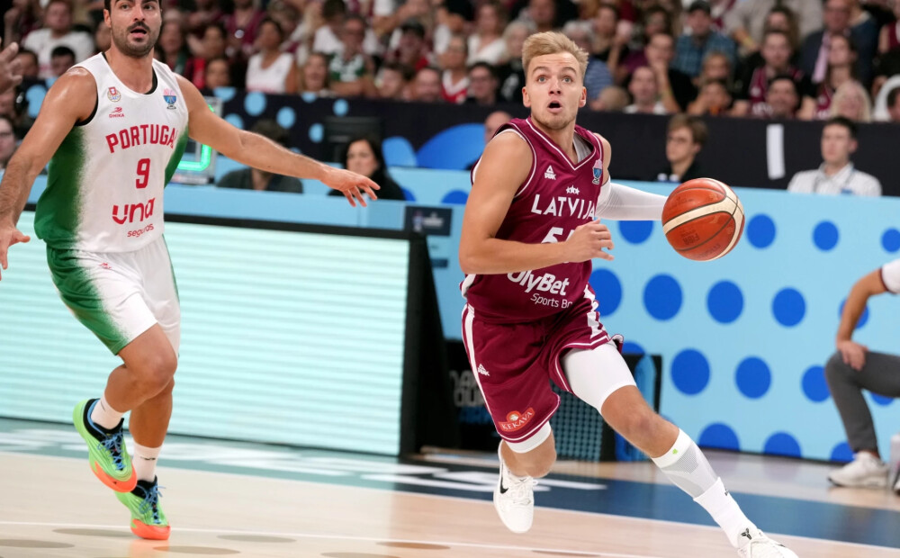 Pēc pirmā puslaika ar Portugāli Latvija ir pārliecinošā vadībā. Artūram Žagaram mačs noslēdzies priekšlaicīgi