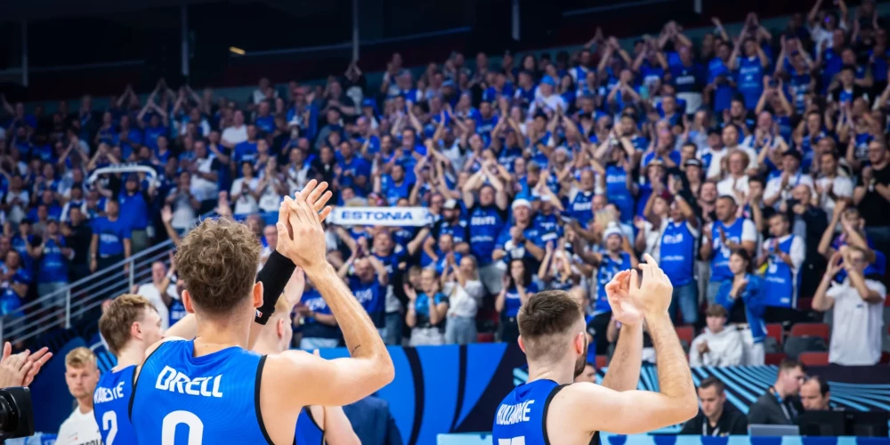 Henrī Drels (ar 0. numuru) ar komandas biedriem pateicas Igaunijas faniem par atbalstu.