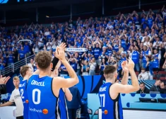 Henrī Drels (ar 0. numuru) ar komandas biedriem pateicas Igaunijas faniem par atbalstu.