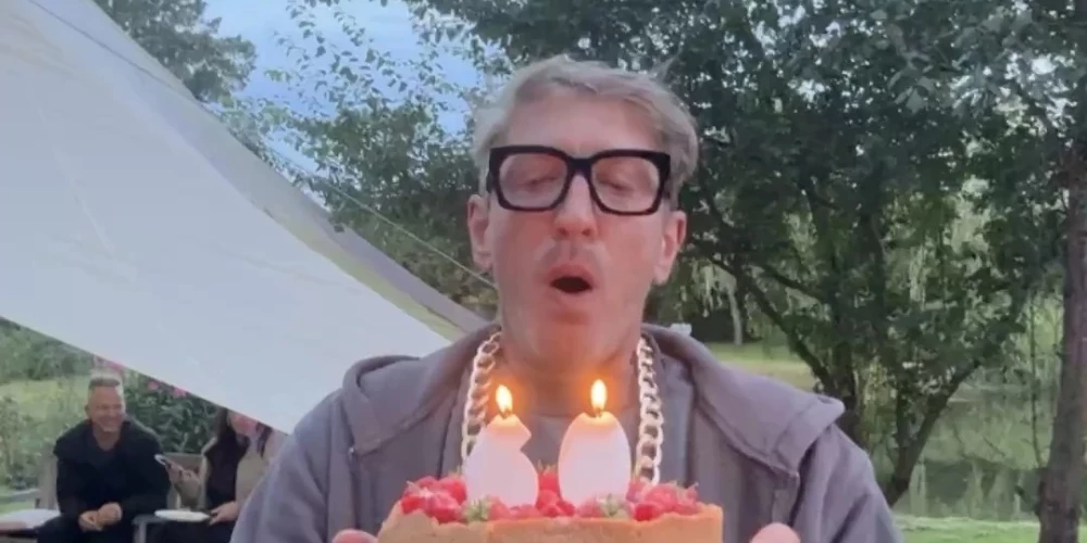 Jubilārs, pūšot dzimšanas dienas tortes svecīšu sešdesmitnieku.