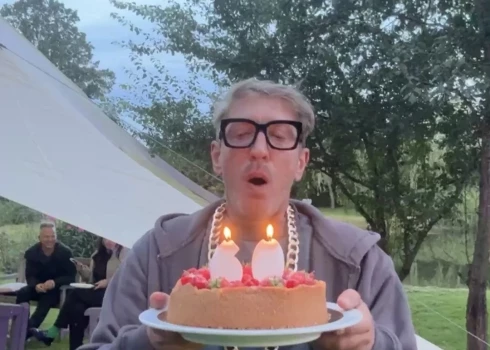 Jubilārs, pūšot dzimšanas dienas tortes svecīšu sešdesmitnieku.