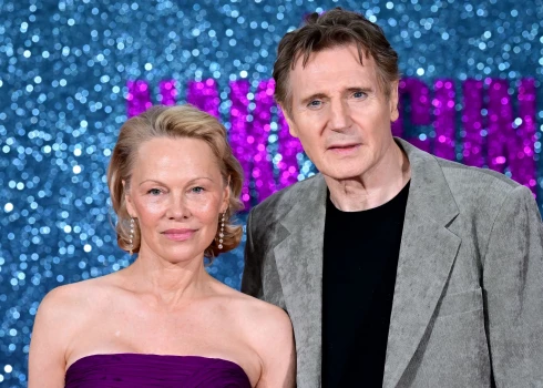 Pamela Andersone un Liams Nīsons.