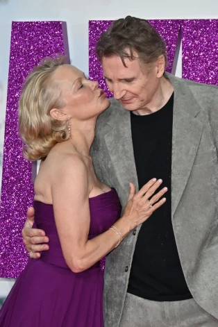 Pamela Andersone un Liams Nīsons nekautrējās izrādīt simpātijas filmas pirmizrāžu vakaros visā pasaulē.