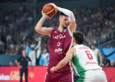 Porziņğis parāda tālmetienus. Latvija savainojumiem bagātā spēlē pārspēj Portugāli