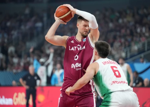 Latvijas basketbolisti EČ mačā Rīgā uzvar Portugāli un kvalificējas izslēgšanas spēļu turnīram.