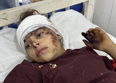 Zemestrīce Afganistānā laupījusi vismaz 800 cilvēku dzīvības.