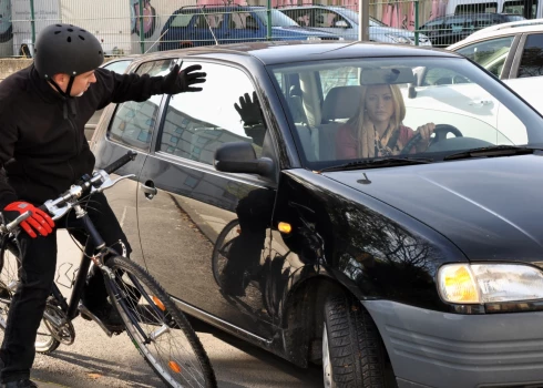 Nenoliedzami, daļa riteņbraucēju ignorē satiksmes noteikumus, bet daļa autovadītāju uzskata, ar velosipēdu drīkst braukāt tikai pa savu māju un varbūt pagalmu.