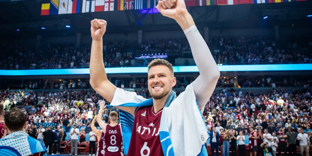 Kristaps Porziņģis priecīgs pēc uzvaras pār Portugāli. 